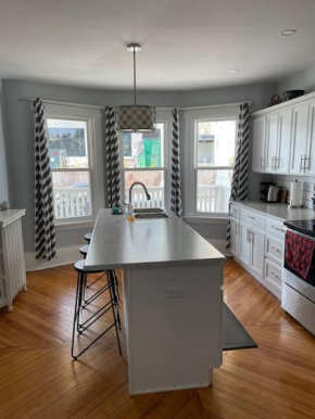 86A King Bed 2bd 3bt on Queen St. Downtown